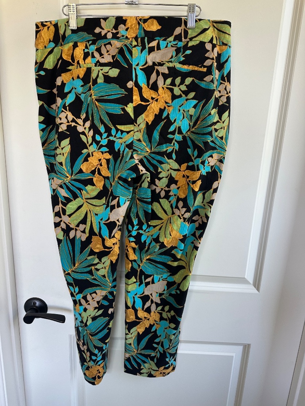 Chico's Black Floral Crop Pant NWOT Chico's Size 2 / US 12 - Picture 2 of 6